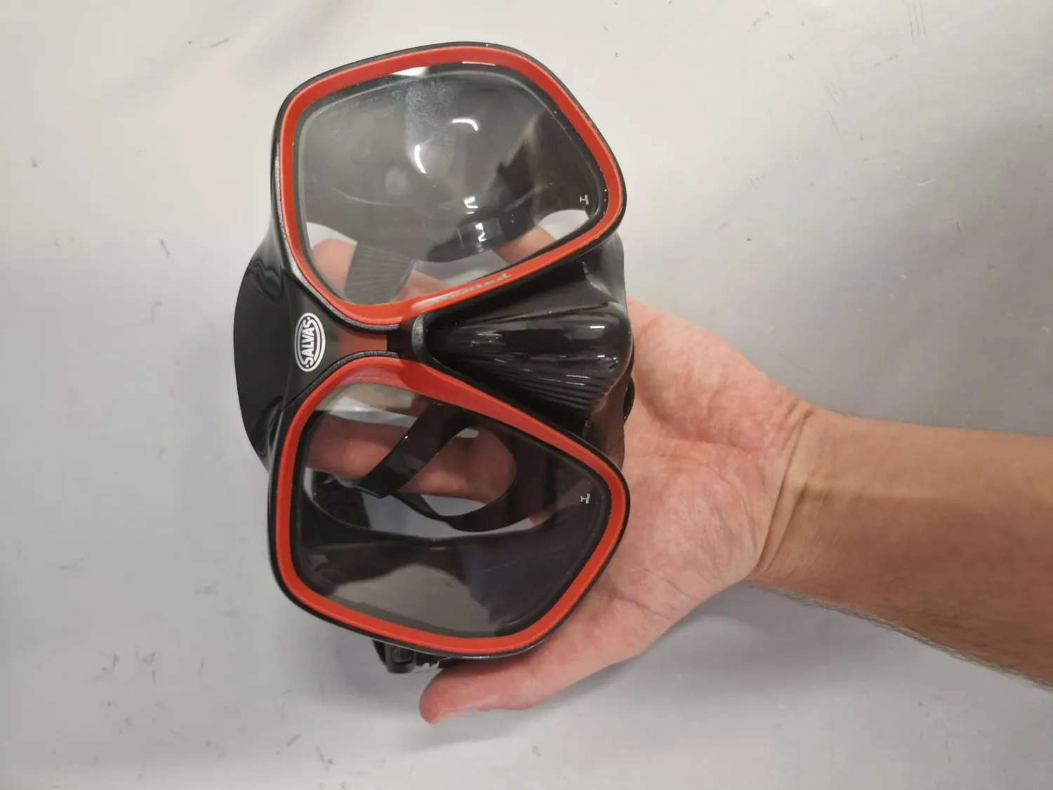 Salvas Wanted maschera sub vetro temprato visi larghi
