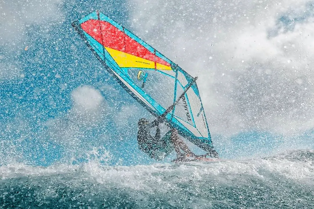 S2Maui Dualist 2022 vela wave 2 stecche down-the-line