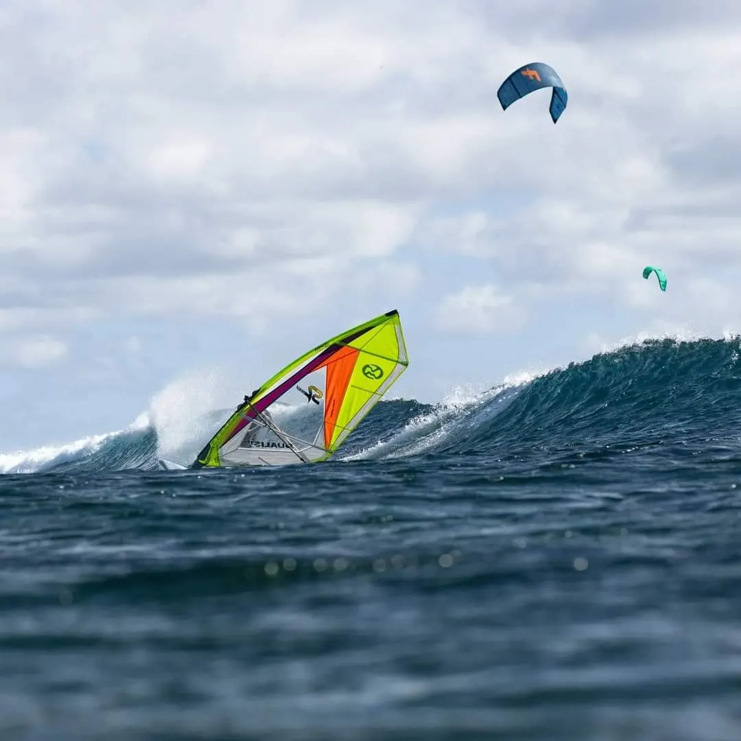 S2Maui Dualist 2024 vela wave 2 stecche down-the-line