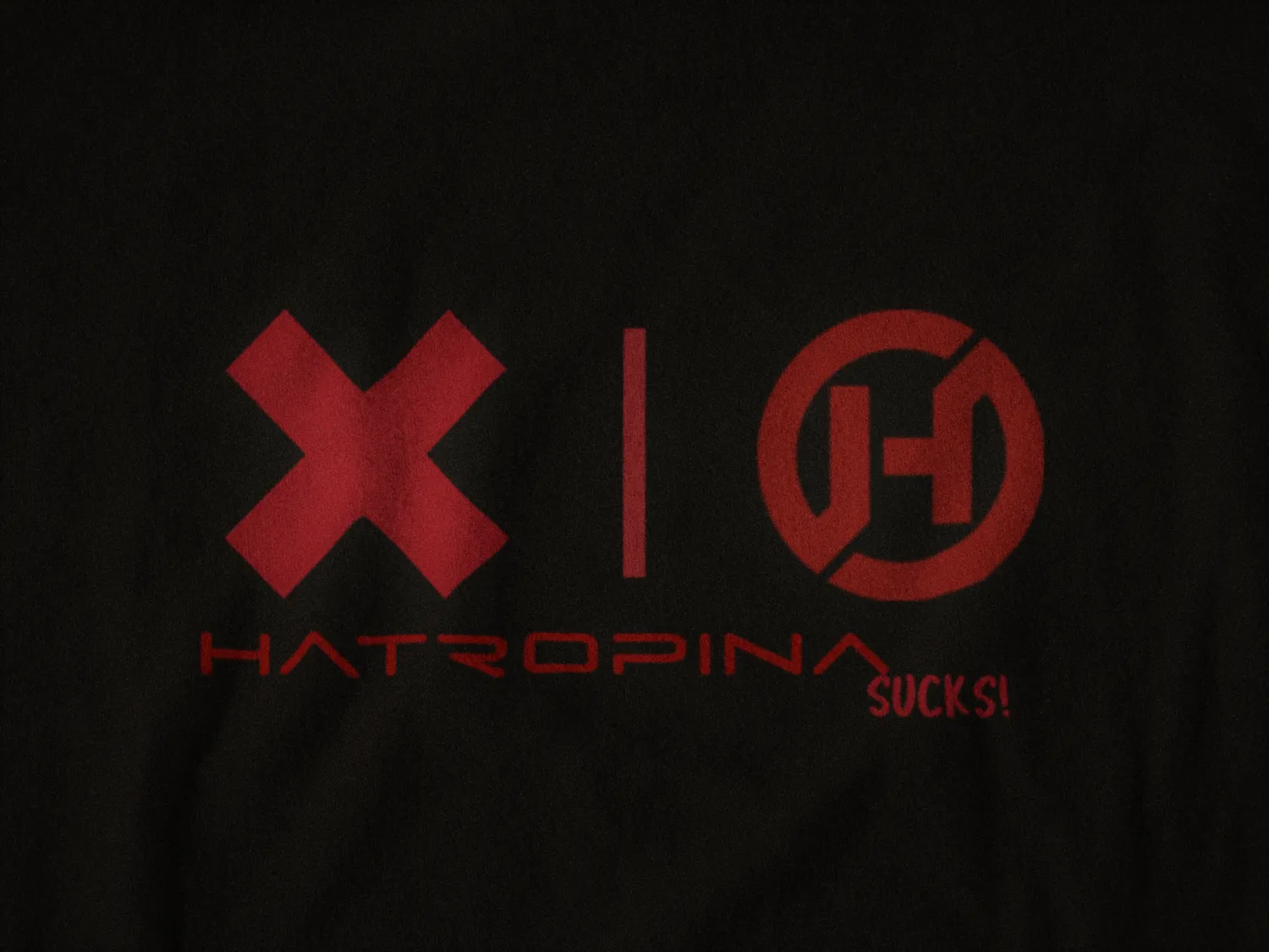 Hatropina Sucks t-shirt nera cotone manica corta