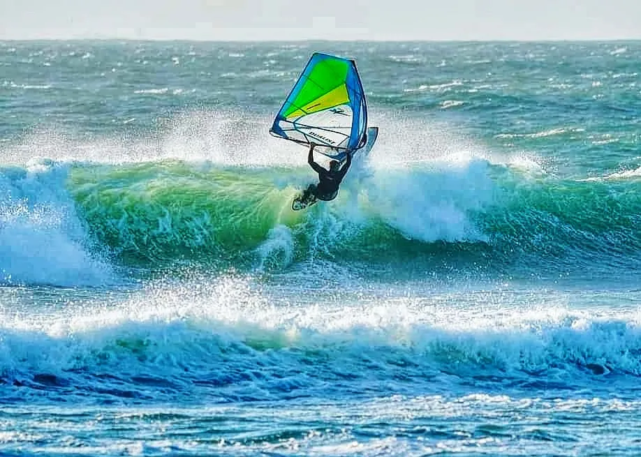 S2Maui Dualist 2022 vela wave 2 stecche down-the-line